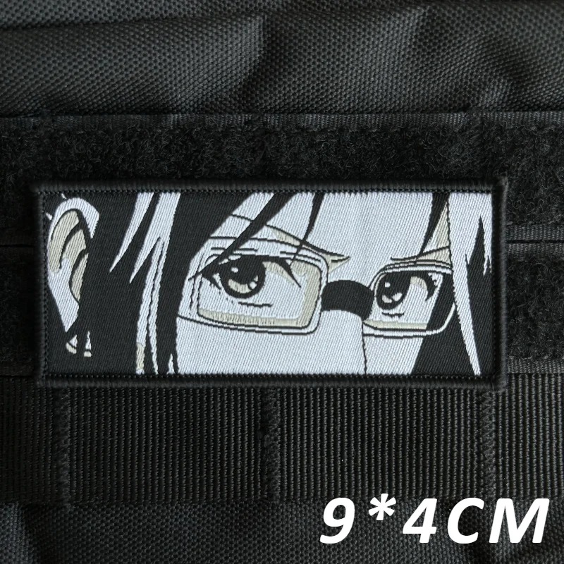 Patch dos olhos da Hange Zoe, de Attack on Titan, com a medida 9 x 4 cm