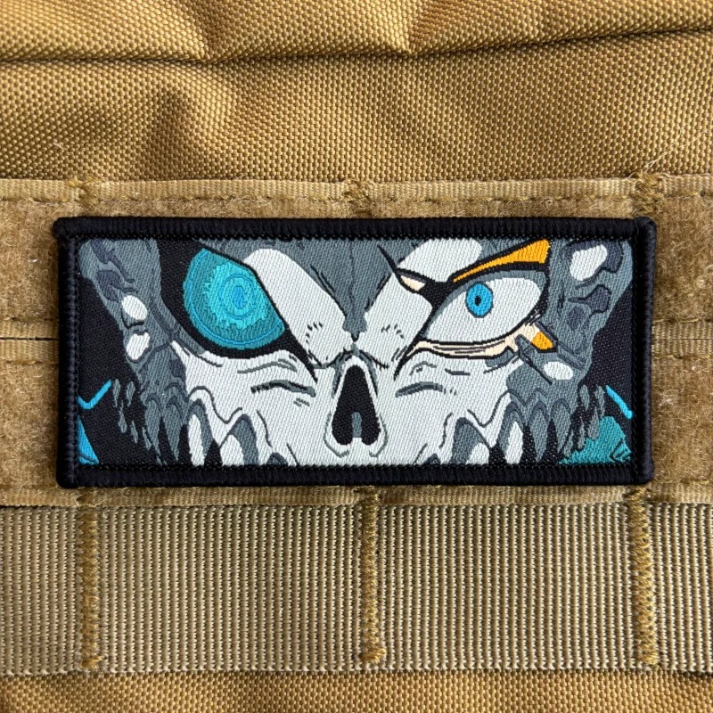 Patch retangular com os olhos do Kaiju No. 8, de crânio e olho azul, preso em colete bege