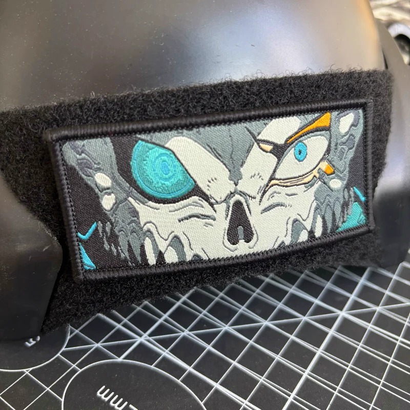 Patch do Kaiju No. 8 preso em suporte de capacete