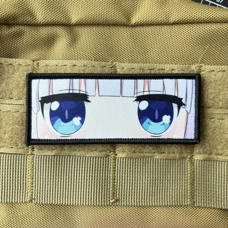 Patch dos olhos da Kanna Kamui, de Dragon Maid, preso em colete bege