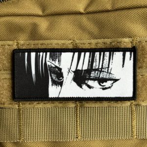 Patch retangular com os olhos do Levi Ackerman, de Attack on Titan, sobre colete bege