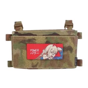 Patch retangular da Power, de Chainsaw Man, em vermelho, preso em colete camuflado