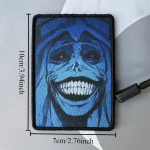 Patch retangular de Solo Leveling com figura de capuz sorridente em tons de azul, medida 10 x 7 cm