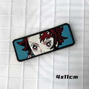 Patch bordado retangular do Tanjiro Kamado, de Demon Slayer, com o rosto em close sobre fundo azul, 4 x 11 cm