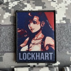 Patch estampado da Tifa Lockhart, de Final Fantasy VII, com a palavra LOCKHART, preso em colete camuflado
