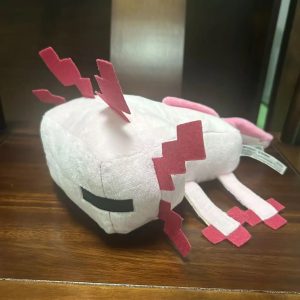 Pelúcia de axolote rosa de Minecraft, corpo em bloco com guelras vermelhas de feltro