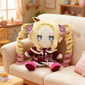 Pelúcia da Beatrice, de Re:Zero, sentada em um sofá: cachos loiros, laços rosa e vestido bordô