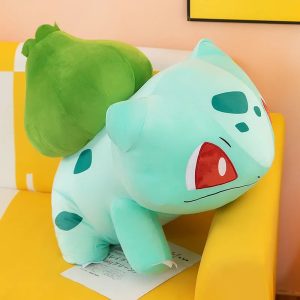 Pelúcia grande do Bulbasaur, de Pokémon, sentada em um sofá amarelo