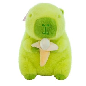 Pelúcia verde de capivara segurando uma banana, em estilo kawaii, com etiqueta rosa na orelha