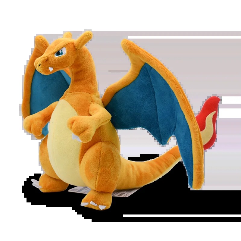 Pelúcia do Charizard de Pokémon em posição de três quartos, com a chama na ponta da cauda