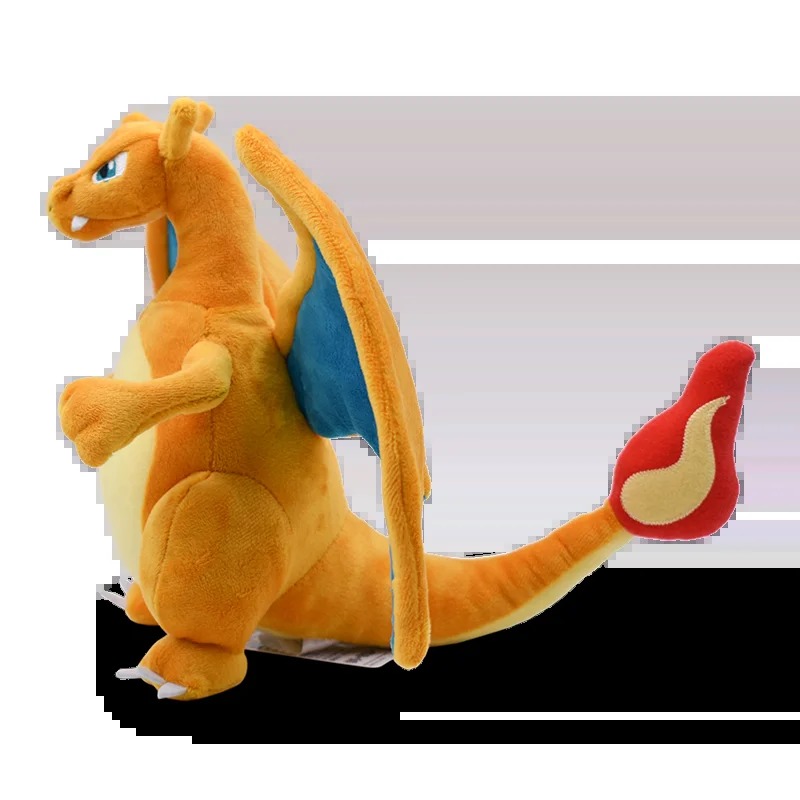 Pelúcia do Charizard, de Pokémon, de perfil mostrando a cauda longa com chama vermelha