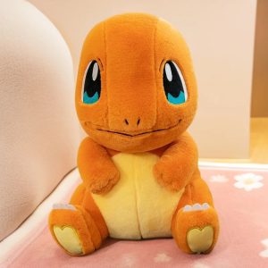 Pelúcia do Charmander, de Pokémon, sentada de frente, laranja com barriga clara