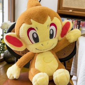 Pelúcia grande do Chimchar, de Pokémon, de frente, com orelhas vermelhas e rosto amarelo-claro