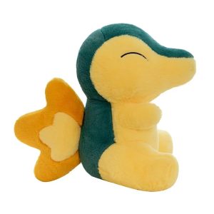 Pelúcia do Cyndaquil, de Pokémon, sentada de lado com dorso azul-petróleo e chama nas costas