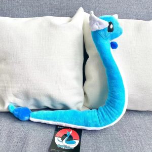 Pelúcia do Dragonair, de Pokémon, de 65 a 70 cm, azul com barriga branca, sobre um sofá, com etiqueta
