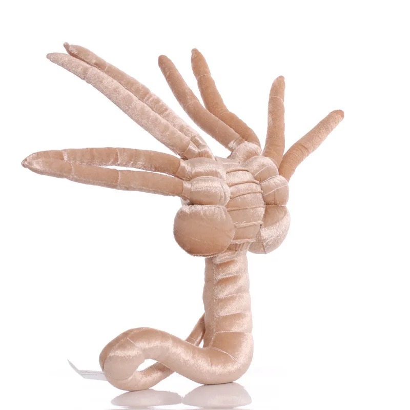 Pelúcia do facehugger de Alien vista de frente, com as patas abertas e a cauda enrolada