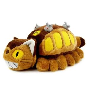 Pelúcia do Gatônibus, de Meu Amigo Totoro, deitada, com ratinhos cinzas nas costas, em fundo branco