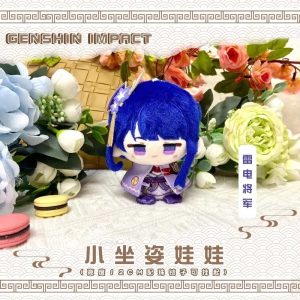 Boneco de pelúcia sentado da Raiden Shogun, de Genshin Impact, com cabelo azul-escuro e roupa roxa