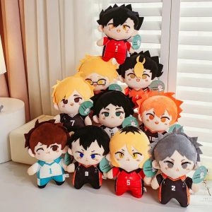 Várias pelúcias de personagens de Haikyuu!! com uniformes dos times de vôlei, empilhadas em um sofá