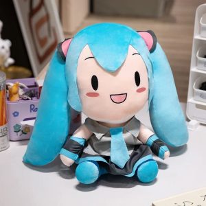 Pelúcia fofa da Hatsune Miku, de Vocaloid, sentada com uniforme cinza, gravata e marias-chiquinhas azuis