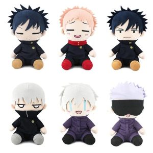Seis pelúcias de Jujutsu Kaisen sentadas: Megumi, Itadori, Inumaki e Gojo com e sem venda