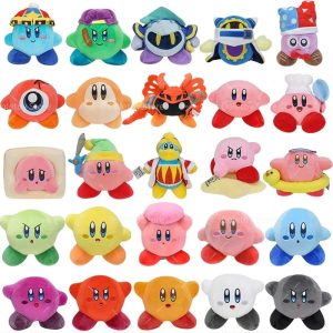 Montagem com pelúcias do Kirby em várias cores e de outros personagens da série, como Meta Knight e Waddle Dee