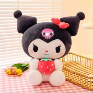 Pelúcia da Kuromi com 25 cm segurando um morango de pelúcia, sentada em frente a uma persiana
