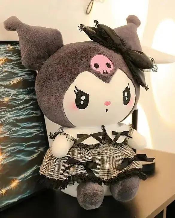 Pelúcia da Kuromi de vestido xadrez cinza com laço de renda preto na cabeça