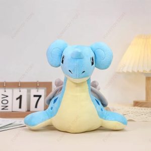 Pelúcia do Lapras de Pokémon, azul com barriga amarela, sentada sobre uma mesa