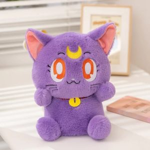 Pelúcia da Luna de Sailor Moon: gata roxa com olhos laranja, lua dourada na testa e sininho