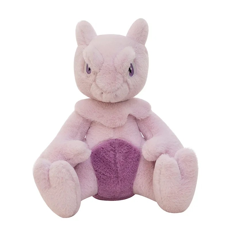 Pelúcia do Mewtwo, de Pokémon, sentado, de frente, em fundo branco