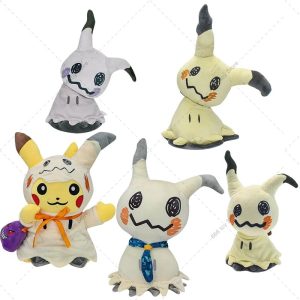 Cinco pelüias de Mimikyu, de Pokémon, em estilos diferentes, incluindo a versão Shiny e um Pikachu vestido de Mimikyu