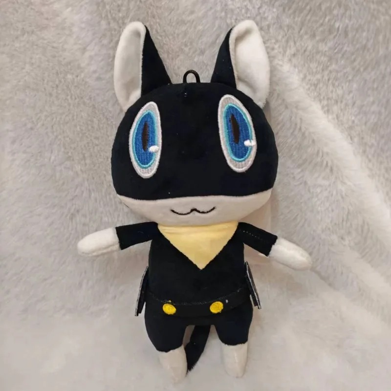 Pelúcia da Morgana de Persona 5 de braços abertos sobre manta clara