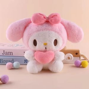 Pelúcia da My Melody com capuz rosa e laço, segurando um coração rosa