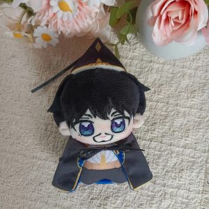 Pelúcia de 10 cm do Olruggio, de Witch Hat Atelier, com chapéu pontudo e capa escura, sobre fundo claro