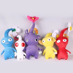 Cinco pelüias de Pikmin nas cores azul, branco, roxo, amarelo e vermelho, com folhas e flores na cabeça