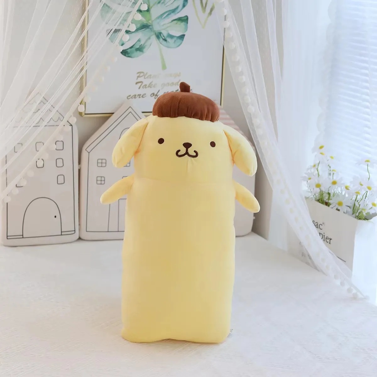 Pelúcia longa do Pompompurin, da Sanrio, de pé, com olhos abertos e boina marrom