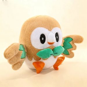 Pelúcia do Rowlet, de Pokémon, de frente, com gravatinha de folhas verdes e pés laranja
