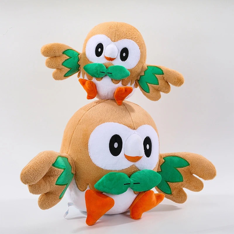 Duas pelúcias do Rowlet, de Pokémon, uma pequena sobre uma maior