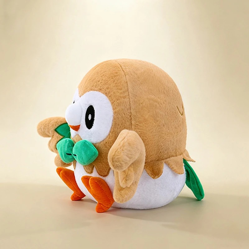 Pelúcia do Rowlet, de Pokémon, de lado mostrando a folha da cauda