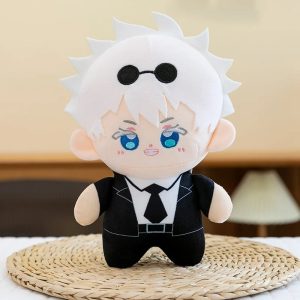 Pelúcia do Satoru Gojo, de Jujutsu Kaisen, com cabelo branco, óculos escuros na cabeça e terno preto com gravata