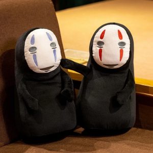 Duas pelúcias do Sem-Rosto, de A Viagem de Chihiro, uma com traços azuis e outra com traços vermelhos no rosto