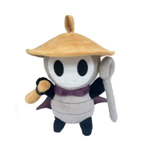 Pelúcia da Sherma, de Hollow Knight: Silksong, com chapéu de palha, cachecol roxo e cajado cinza