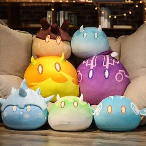 Sete pelúcias de slime elemental de Genshin Impact em cores diferentes, sentadas num sofá