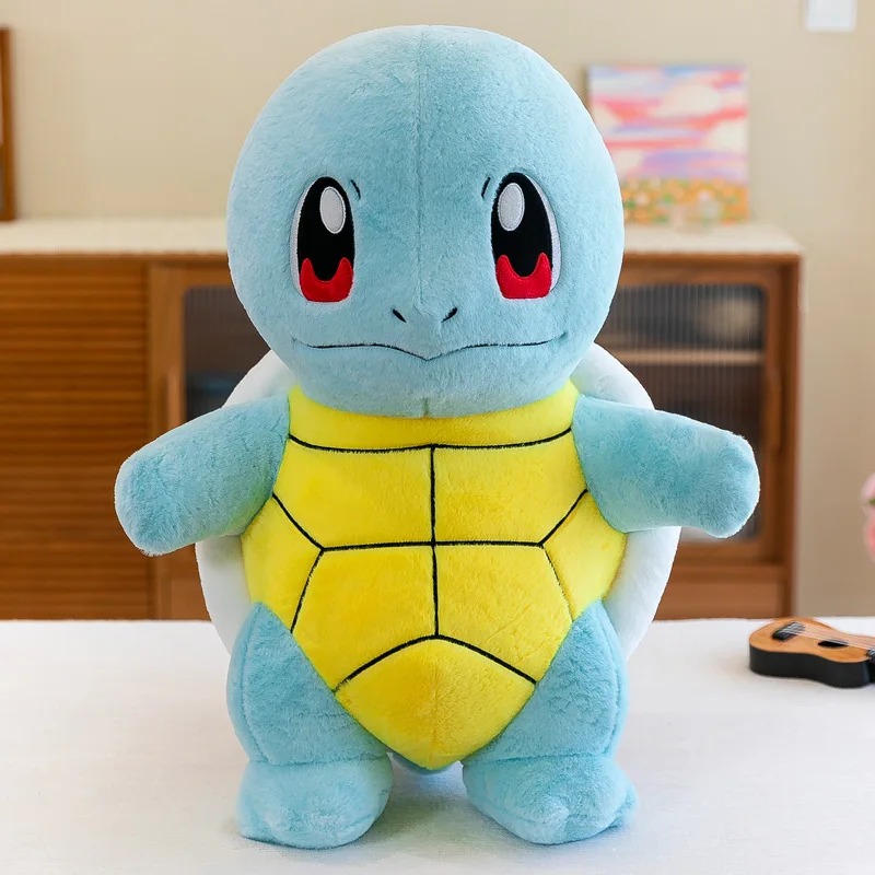 Pelúcia do Squirtle, de Pokémon, de frente, com barriga amarela e casco azul claro