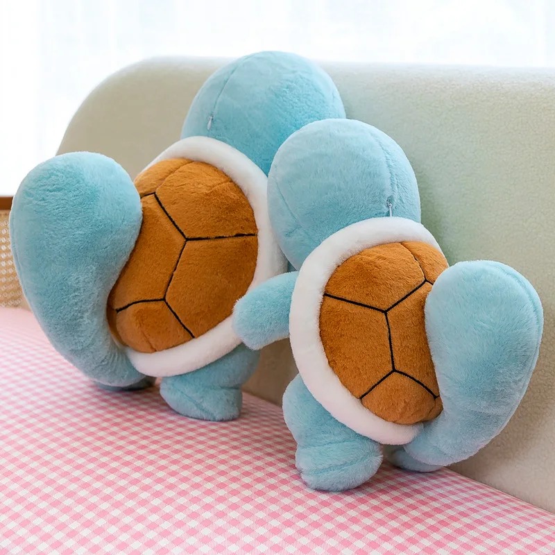 Duas pelúcias do Squirtle vistas de costas, com o casco marrom, sobre um sofá