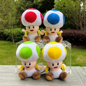 Quatro pelúcias do Toad de Super Mario, com cogumelo vermelho, azul, verde e amarelo