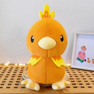 Pelúcia do Torchic, de Pokémon, de frente, laranja com crista amarela e bico claro