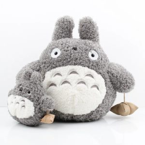 Pelúcia felpuda cinza do Totoro de Meu Amigo Totoro com um Chibi Totoro ao lado e saquinho marrom