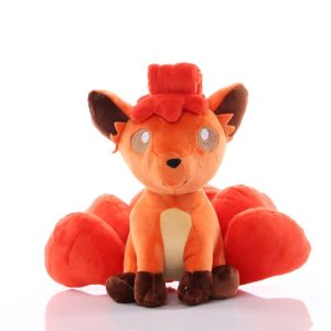 Pelúcia do Vulpix laranja, de Pokémon, sentada com as caudas vermelhas abertas atrás